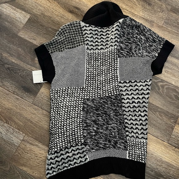 Liz Claiborne Black And White Patchwork Look
Woman's L Short Sleeve Sweater - Picture 9 of 9